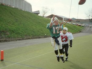 David Nimmins dives for a scoring catch.