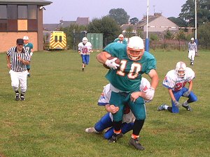 Lee "Don't stop me now" Fraser drags the tackler along