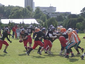 Thompson hands off to Ian McGowan while the 'D' close in