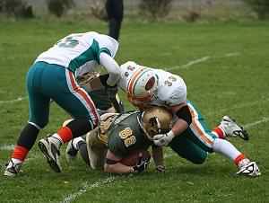 Mikey Rumney #33 pounces on the runner