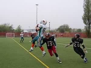 Richard Green leaps for the catch