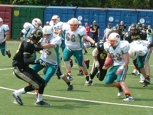 Ed Tate blocking for #28 Duncan French